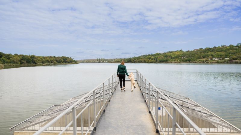 After more than half a century, the dam of the reservoir in the city of Rîșcani has been completely reconstructed. The works, worth over 2.9 million MDL, were carried out with the support of the European Union through the project ”EU4Moldova Resilience: Secure State, Resilient Communities”, implemented by Solidarity Fund PL in Moldova.
