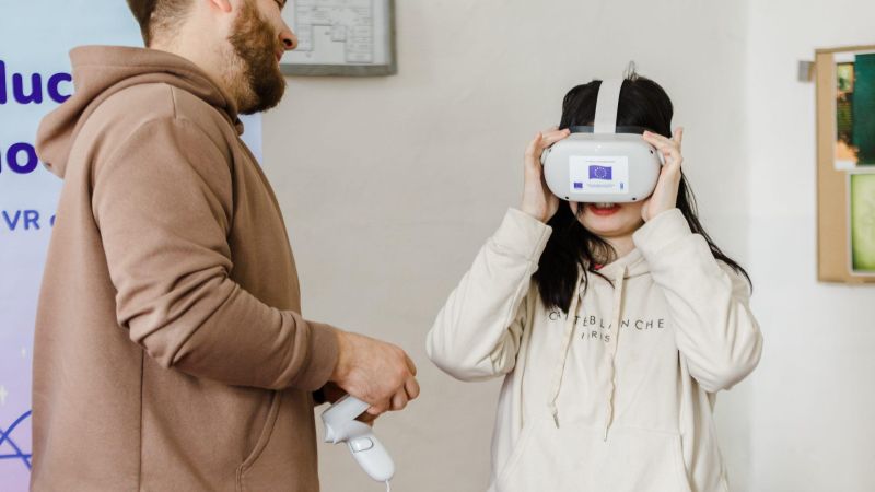 5 instituții de învățământ din stânga Nistrului vor utiliza ochelarii pentru realitate virtuală ca materiale didactice