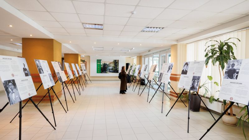 Plenty of students from the State University of Moldova gathered today, during the break between classes, on the second floor of the USM central block, to commemorate the students from Ukraine, who lost their lives in the war.