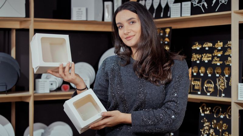 În satul Răspopeni, raionul Șoldănești, o afacere cu suflet și viziune prinde contur și demonstrează cum creativitatea, perseverența și sprijinul european pot transforma o idee într-un brand recunoscut dincolo de hotarele țării. Este vorba despre Cătălina Ioncu, fondatoarea unei afaceri care produce ambalaje din carton pentru cofetării, patiserii și mici producători de deserturi.