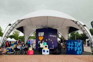 Evenimentele dedicate Zilei Europei continuă toată luna mai. După ce am sărbătorit cu bună dispoziție, jocuri educative, interactive și distracție Ziua Europei în Piața Marii Adunări Naționale din Chișinău în data de 9 mai, am decis să extindem sărbătoarea și în regiunile Moldovei.