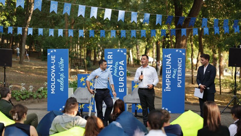 În prima zi de început a noului an școlar, pe 1 septembrie, aproximativ 60 de tineri au participat la o sesiune EU Talks #YouthForEurope cu Glenn Micallef, Comisarul european pentru Echitate între generații, Tineret, Cultură și Sport.