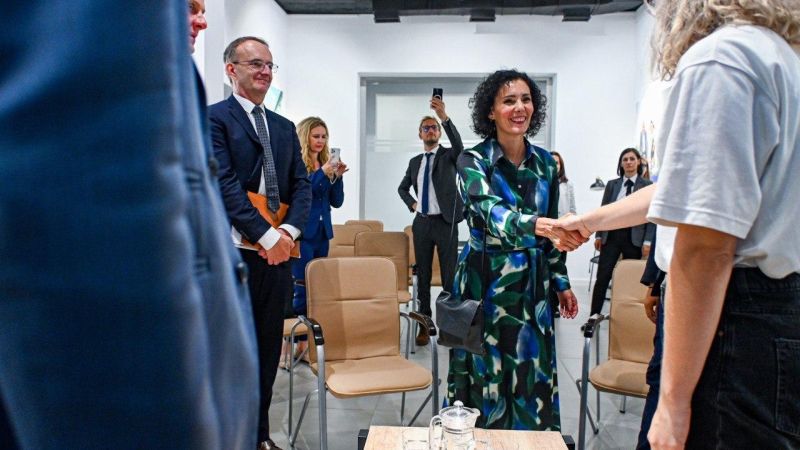 Ministra de Externe a Belgiei, Hadja Lahbib, discută cu reprezentanții societății civile, la Europe Cafe, despre democrația din Republica Moldova