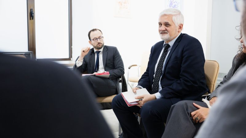 Uniunea Europeană contribuie la viitorul unei Moldove cu un mediu mai curat și sustenabil. În acest context, astăzi, am avut plăcerea să-l primim la Europe Café pe Jan Dusik, Director General Adjunct al DG CLIMA din cadrul 🇪🇺 Comisiei Europene. Aici, oficialul a avut două întâlniri cu reprezentanți ai societății civile și ai sectorului de afaceri.