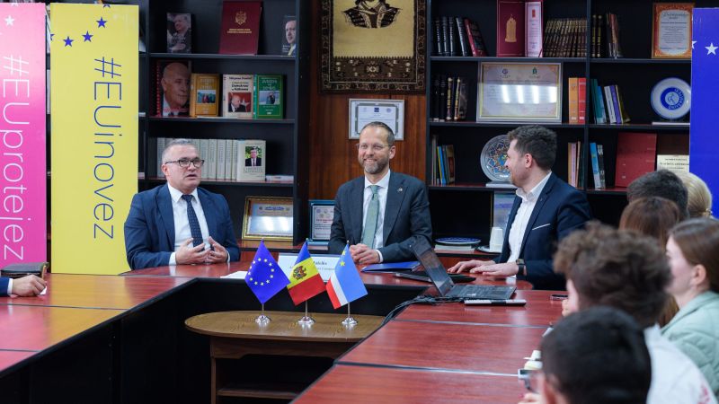EU Talks, серия дискуссий о европейском векторе Республики Молдова, продолжается. В пятницу, вместе с послом Евросоюза в Кишиневе Янисом Мажейксом, команда главного информационного центра ЕС в Республике Молдова Europe Café посетила Комрат.