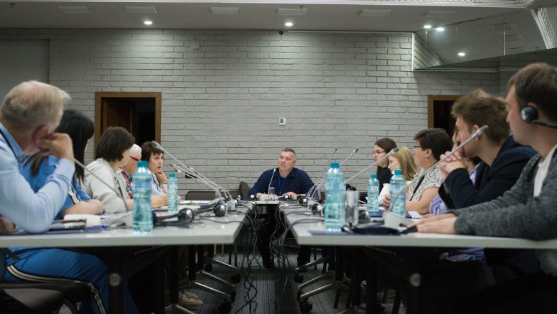 Pentru prima dată, 38 de cetățeni și cetățene din toată țara, selectați/te aleatoriu, reprezentând diferite regiuni, medii socioeconomice, limbi, genuri și vârste, s-au întrunit la Adunarea Cetățenească și au elaborat împreună recomandări privind prevenirea riscurilor dezinformării asupra democrației și, respectiv, consolidarea statului de drept
