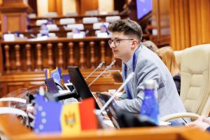 80 tineri au devenit europarlamentari pentru trei zile în cadrul inițiativei „Model EU Moldova”
