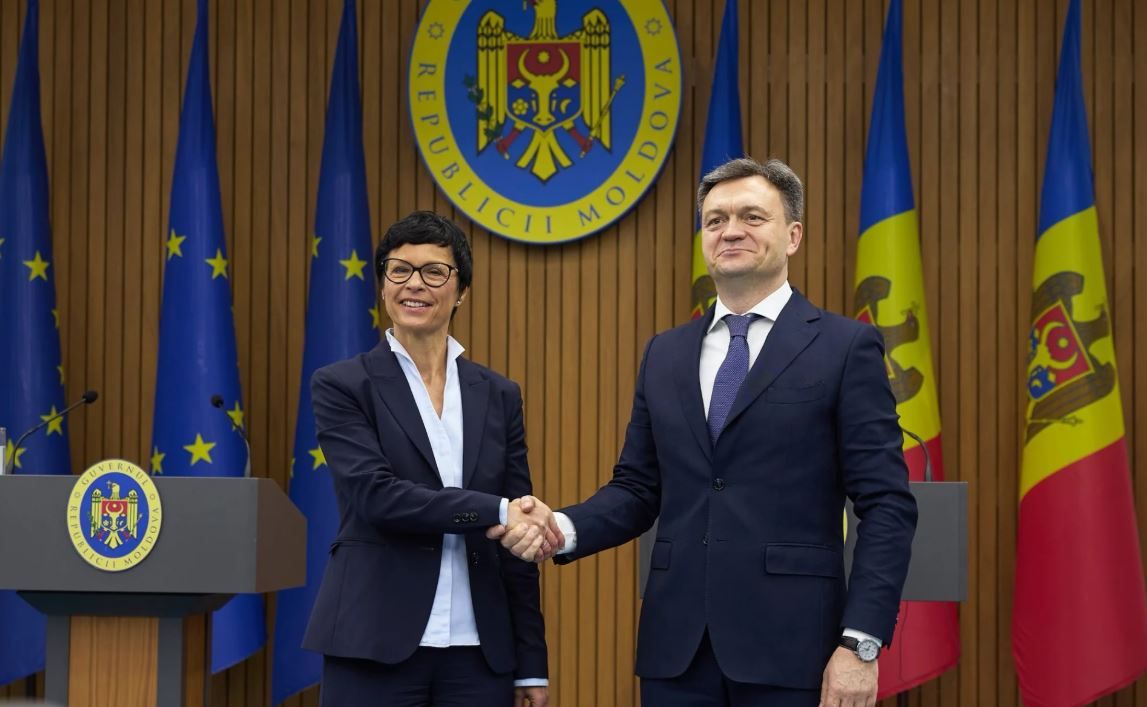 De Ziua Europei, pe 9 mai, Uniunea Europeană și Republica Moldova au semnat Planul UE de Reforme și Creștere Economică pentru Moldova – cel mai mare pachet de sprijin financiar oferit de UE de la obținerea independenței țării. Acest Plan va impulsiona economia Moldovei, va oferi un sprijin financiar semnificativ și va aduce țara mai aproape de aderarea la Uniunea Europeană prin accelerarea reformelor.