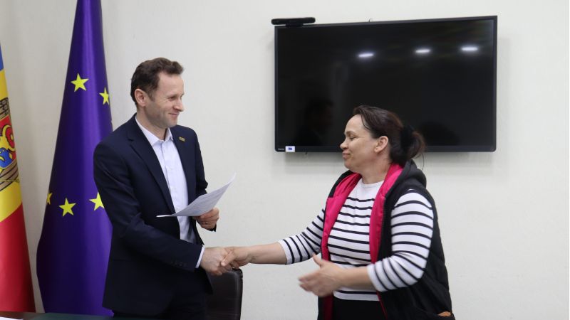 Alte 13 familii din raioanele Briceni și Sîngerei vor beneficia de sprijin financiar pentru renovarea energetică a locuințelor prin intermediul Programelor de finanțare a Fondului pentru Eficiență Energetică în sectorul Rezidențial (FEERM). În acest scop, Centrul Național pentru Energie Durabilă a semnat astăzi contractele de finanțare cu beneficiarii. Urmează contractarea lucrărilor de construcții prin licitații publice transparente.