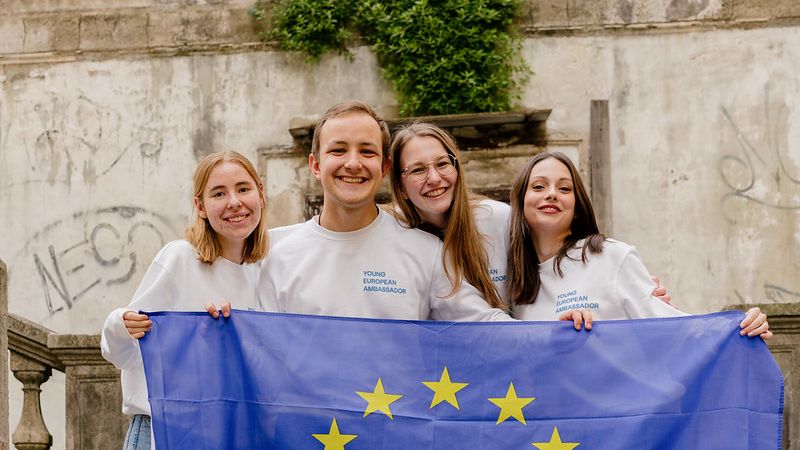 Ai între 16 și 26 de ani? Devino membru/membră al/a rețelei Tinerilor Ambasadori Europeni! Apelul este deschis pentru cetățeni din Armenia, Azerbaidjan, Belarus, Georgia, Moldova, Ucraina, UE și Marea Britanie. Ești entuziast/ă, interesat/ă de afacerile UE și de parteneriatul țării tale cu UE? Vrei să contribui la dezvoltarea țării și comunității tale? Hai în echipa Young European Ambassadors/Tinerii Ambasadori Europeni!