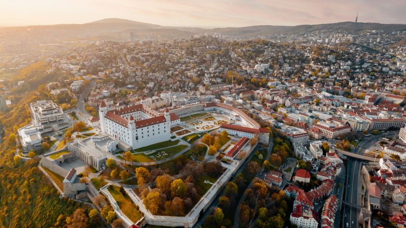 Ambasada Slovaciei anunță 2 burse de studiu pentru studenții din Moldova.