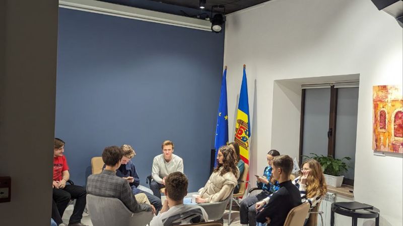 Dezbaterea de tip Fishbowl pe tema Leadership Representation: Increasing Women in Executive Roles/Reprezentarea conducerii: implicarea mai activă a femeilor în roluri executive, a adus la Europe Café tineri care împărtășesc valorile europene și se implică pentru a schimba societatea spre bine.