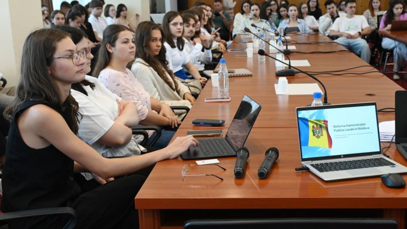 Молодые участники двух программ стажировок – Европейского Союза и Правительства Республики Молдова – продолжили процесс обучения в рамках нового учебного модуля, посвященного двум приоритетным направлениям деятельности страны: модернизации государственного управления и укреплению антикоррупционных усилий.