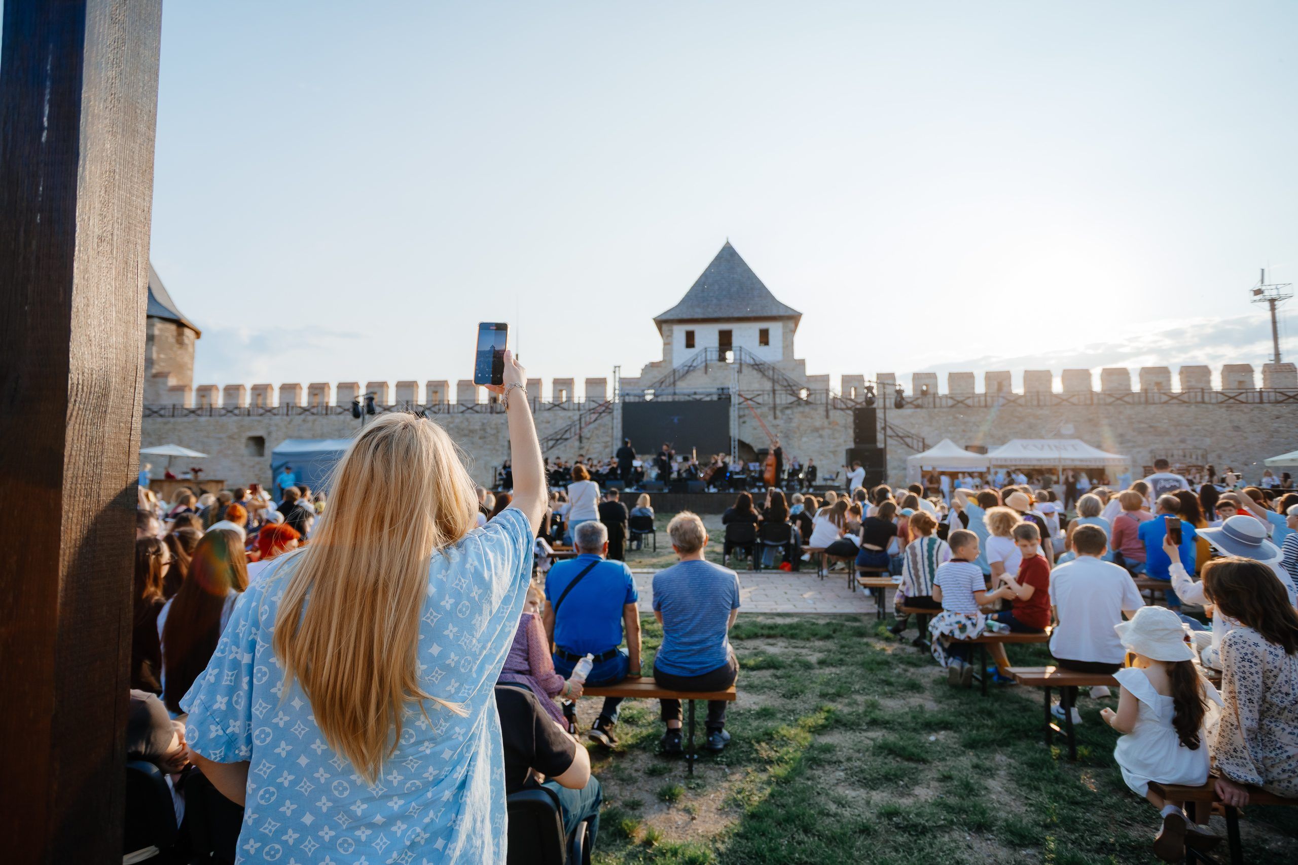 Notele muzicale și farmecul poveștilor pentru copii au transformat pentru o zi cetatea Tighina într-o scenă desprinsă din filmele Disney.