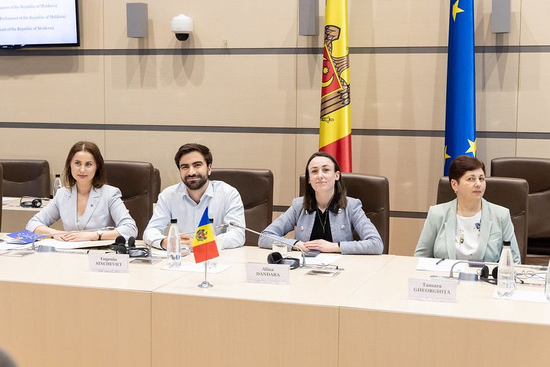 As part of the Twinning Project “Strengthening the Capacities of the Moldovan Parliament and its Role in the EU Accession Process,” the Parliament of the Republic of Moldova hosted two roundtable discussions, bringing together Members of Parliament from Moldova and EU Member States, students, and youth representatives.