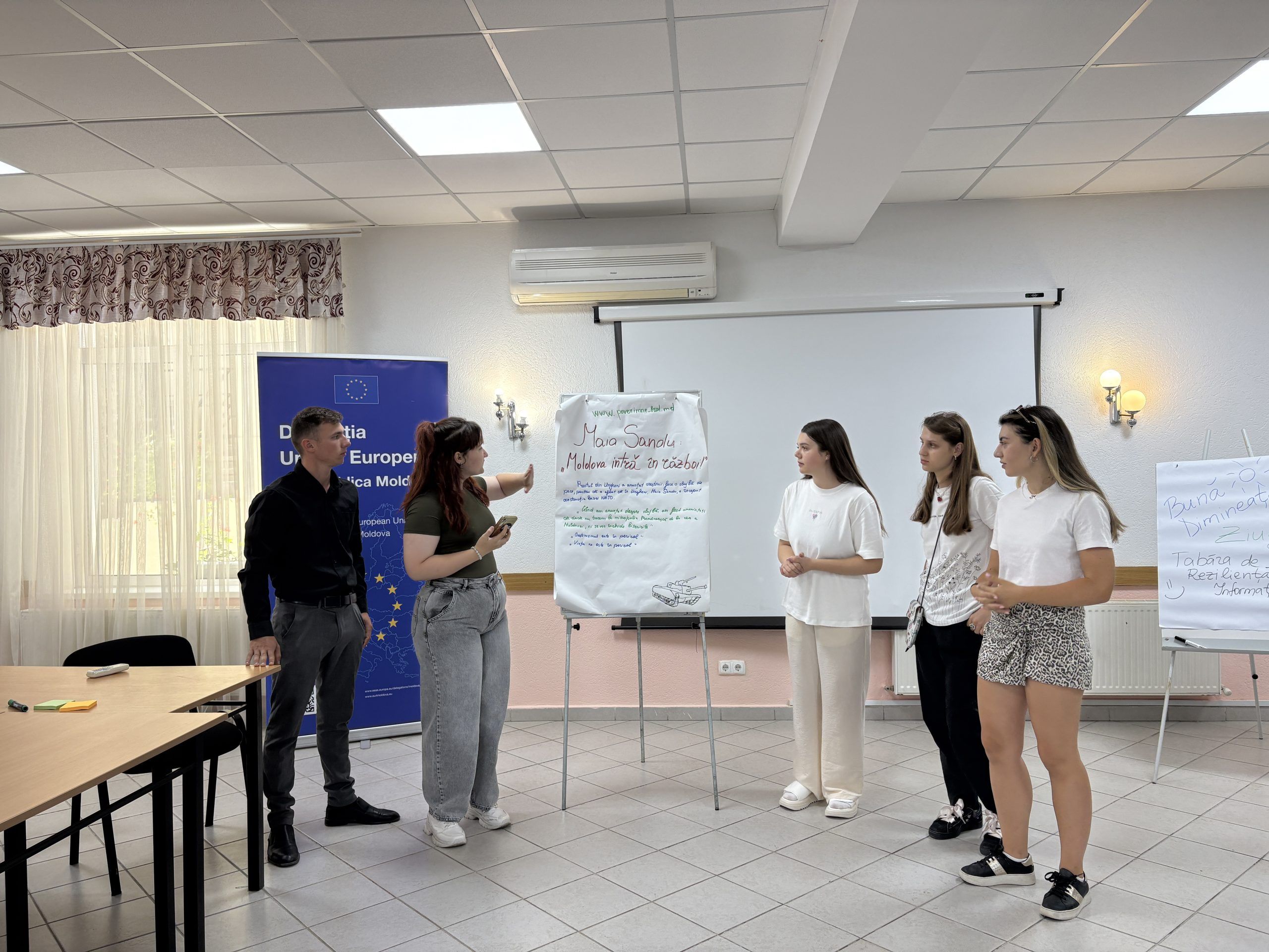 С 1 по 3 августа в Вадул-луй-Водэ прошел первый выпуск Лагеря информационной устойчивости - интерактивная программа, объединившая 19 молодых людей из разных регионов Молдовы. Участники прошли через дебаты, практические мастер-классы и креативные симуляции, чтобы получить реальные инструменты для распознавания, противодействия и объяснения дезинформации в своих сообществах.