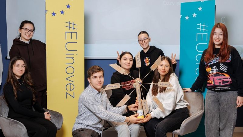 Vineri, 26 ianuarie, la Europe Café, am învățat ce înseamnă energia regenerabilă și am construit, cu propriile mâini, turbine eoliene în cadrul atelierului cu tema „Energia curată”.