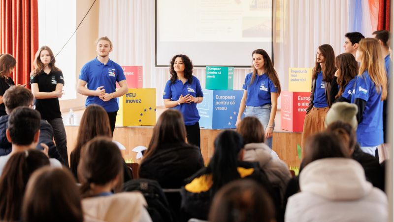 Tinerii Ambasadori Europeni din Moldova, Italia, Germania, Cehia, Spania, Franța și Grecia au discutat cu elevii din liceele Republicii Moldova.