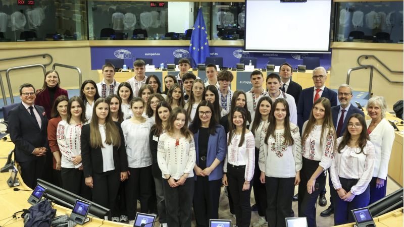 Elevii din clasa 10 de la Liceul Teoretic „Mihail Sadoveanu” din Chișinău, câștigători ai Premiului Special pentru Moldova în cadrul competiției dedicate democrației și transformării digitale, au fost premiați, pe 22 mai 2025, la Parlamentul European din Bruxelles.