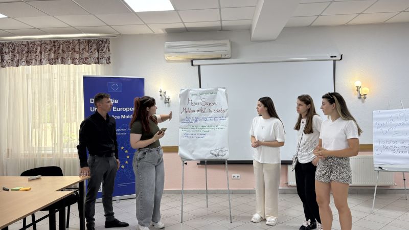 19 tineri din diverse regiuni ale R. Moldova s-au reunit în perioada 1–3 august la Vadul lui Vodă, în cadrul primei ediții a Taberei de Reziliență Informațională – un program interactiv care a combinat dezbateri, ateliere practice și simulări creative menite să-i echipeze pe participanți cu instrumente reale pentru a recunoaște, combate și explica dezinformarea în comunitățile lor.