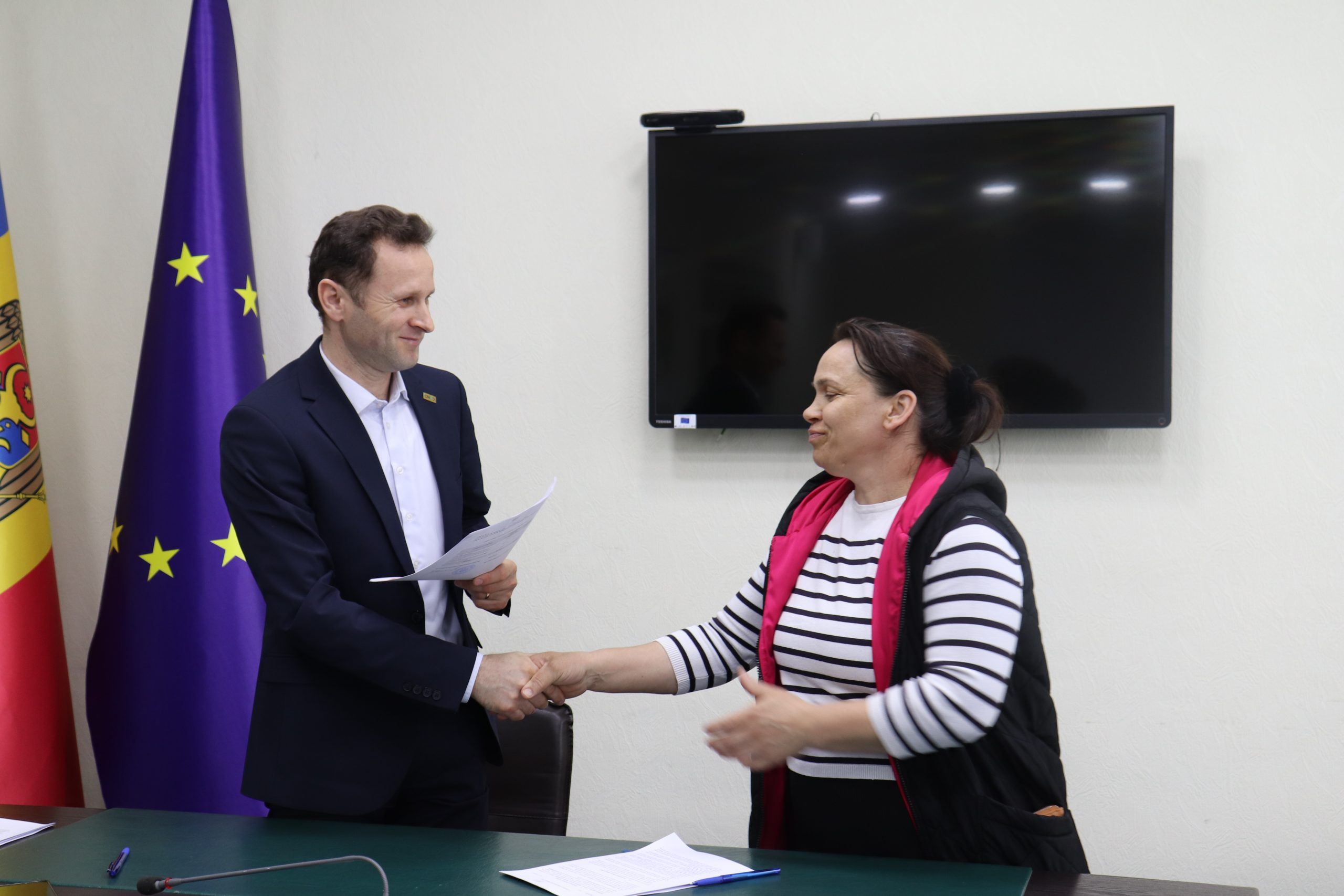 Alte 13 familii din raioanele Briceni și Sîngerei vor beneficia de sprijin financiar pentru renovarea energetică a locuințelor prin intermediul Programelor de finanțare a Fondului pentru Eficiență Energetică în sectorul Rezidențial (FEERM). În acest scop, Centrul Național pentru Energie Durabilă a semnat astăzi contractele de finanțare cu beneficiarii. Urmează contractarea lucrărilor de construcții prin licitații publice transparente.