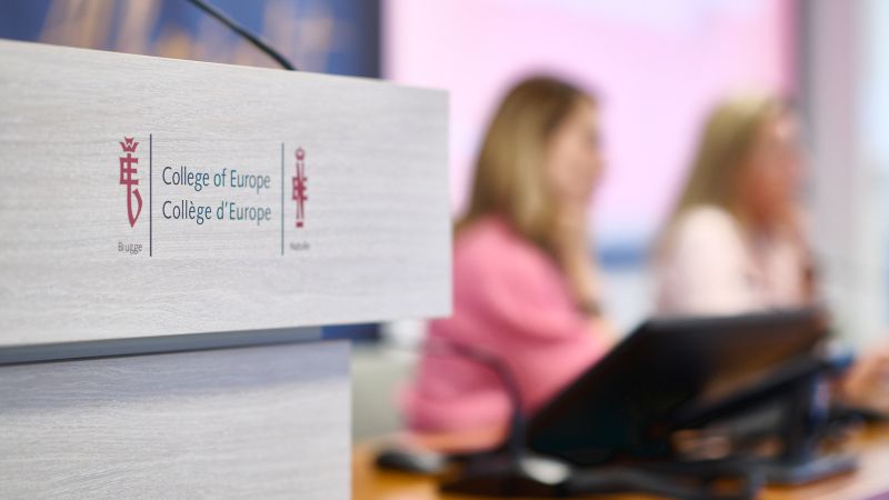 Absolvenții și absolventele ciclului de licență din Republica Moldova pot aplica la o bursă pentru studii de masterat la Colegiul Europei pentru anul academic 2026/2027. College of Europe (Colegiul Europei) are trei sedii: în Bruges (Belgia), cartierul Natolin din Varșovia (Polonia) și la Tirana (Albania).