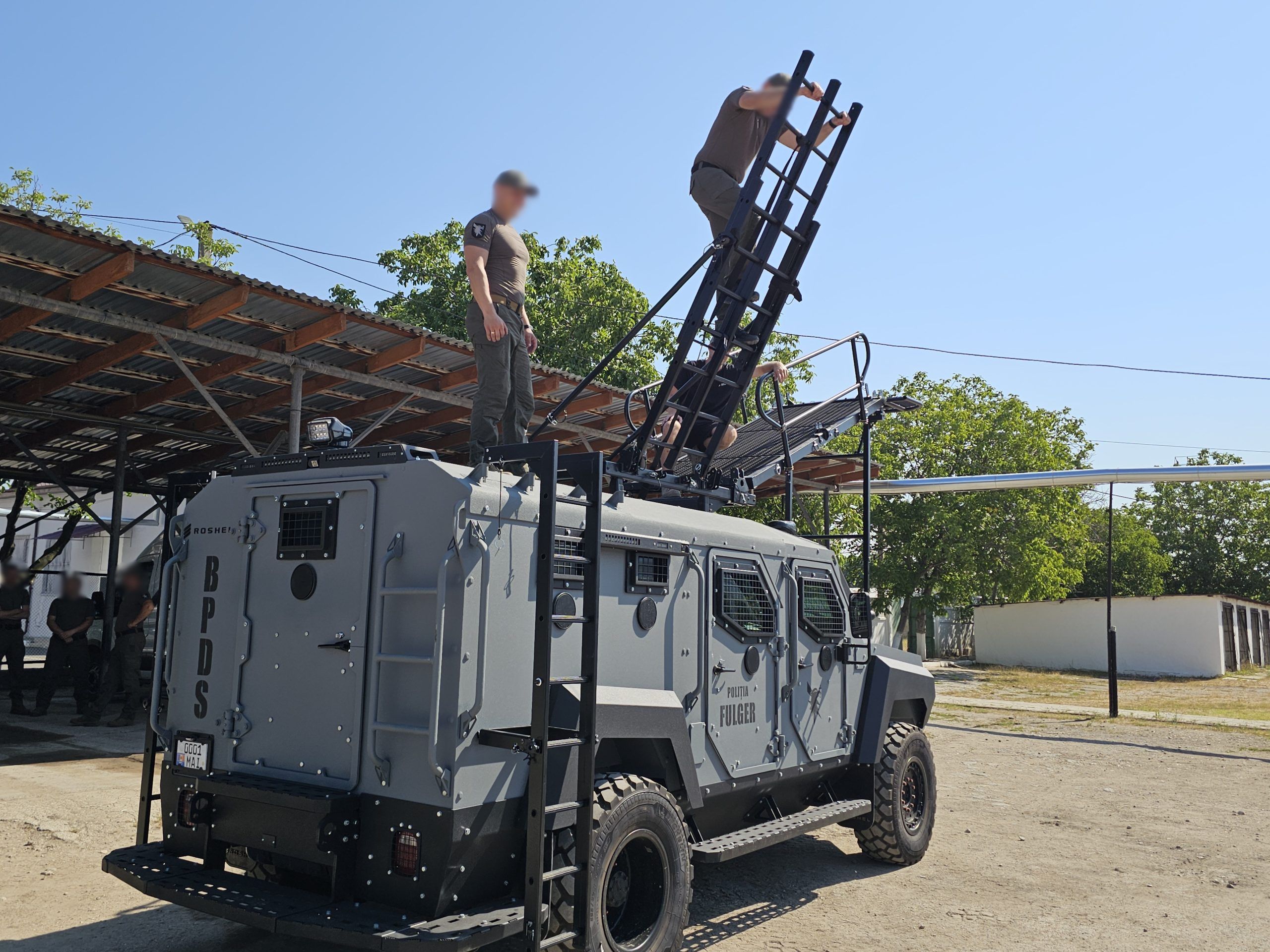 To enhance operational capabilities and rapid response in special missions, 30 officers from the “Fulger” Special Police Brigade of the General Police Inspectorate participated in specialized training on the topic “Onboard Intervention System – Type D Vehicle.”