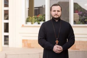 În inima Chișinăului, la Biserica „Sfântul Ierarh Nicolae”, părintele Radu Storoja își asumă rolul de slujitor al bisericii și pe cel de sprijin duhovnicesc pentru femeile și fetele care trec prin situații de abuz. Părintele crede în responsabilitatea Bisericii de a contribui la prevenirea și combaterea violenței în familie, prin cuvânt, exemplu și implicarea comunității. 