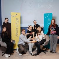 Vineri, 26 ianuarie, la Europe Café, am învățat ce înseamnă energia regenerabilă și am construit, cu propriile mâini, turbine eoliene în cadrul atelierului cu tema „Energia curată”.