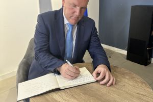 On June 6, 2025, the Europe Café guestbook gained a signature from a very special guest. We were delighted to welcome Michael McGrath, European Commissioner for Democracy, Justice, Rule of Law and Consumer Protection.