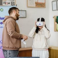 5 instituții de învățământ din stânga Nistrului vor utiliza ochelarii pentru realitate virtuală ca materiale didactice