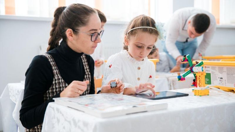 Grădinița „Steluța” este una dintre cele șapte instituții preșcolare din municipiul Ungheni care a fost dotată cu planșete, seturi LEGO®, calculatoare, table interactive și proiectoare, astfel încât cei peste 2000 de copiii să-și dezvolte abilitățile și competențele digitale. Lecțiile de robotică, care sunt parte a educației digitale, au demarat în septembrie 2023 și au devenit rapid favoritele copiilor.