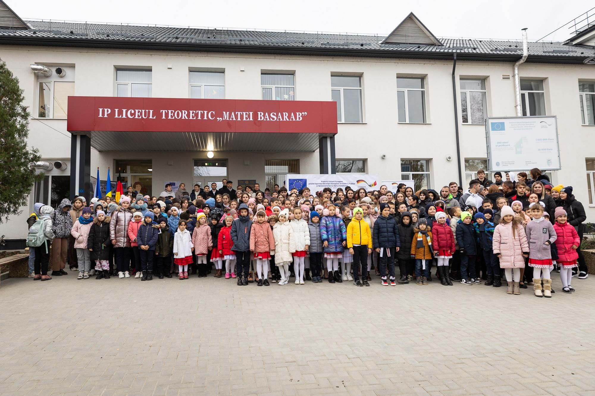 On Friday, 24 November 2023, the inauguration of the European Union-funded project on increasing energy efficiency at the “Matei Basarab” Theoretical Lyceum took place in Basarabeasca. The event was attended by the Minister of Infrastructure and Regional Development, the Ambassador of the European Union to the Republic of Moldova, the representative of the German Embassy in the Republic of Moldova, the management of the Regional Development Agency (RDA) South, GIZ Moldova, local public authorities, representatives of the construction company, residents of Basarabeasca and representatives of civil society, as well as students and teachers of the Lyceum.