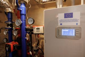 445 de familii din patru blocuri din Chișinău, Republica Moldova vor plăti cu până la 30% mai puțin pentru căldură, după schimbarea sistemului de distribuție a agentului termic pe unul mai eficient energetic.