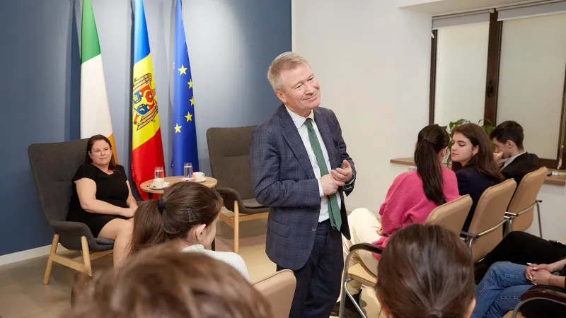 Ambasadorul Irlandei Paul McGarry, la discuții cu tinerii