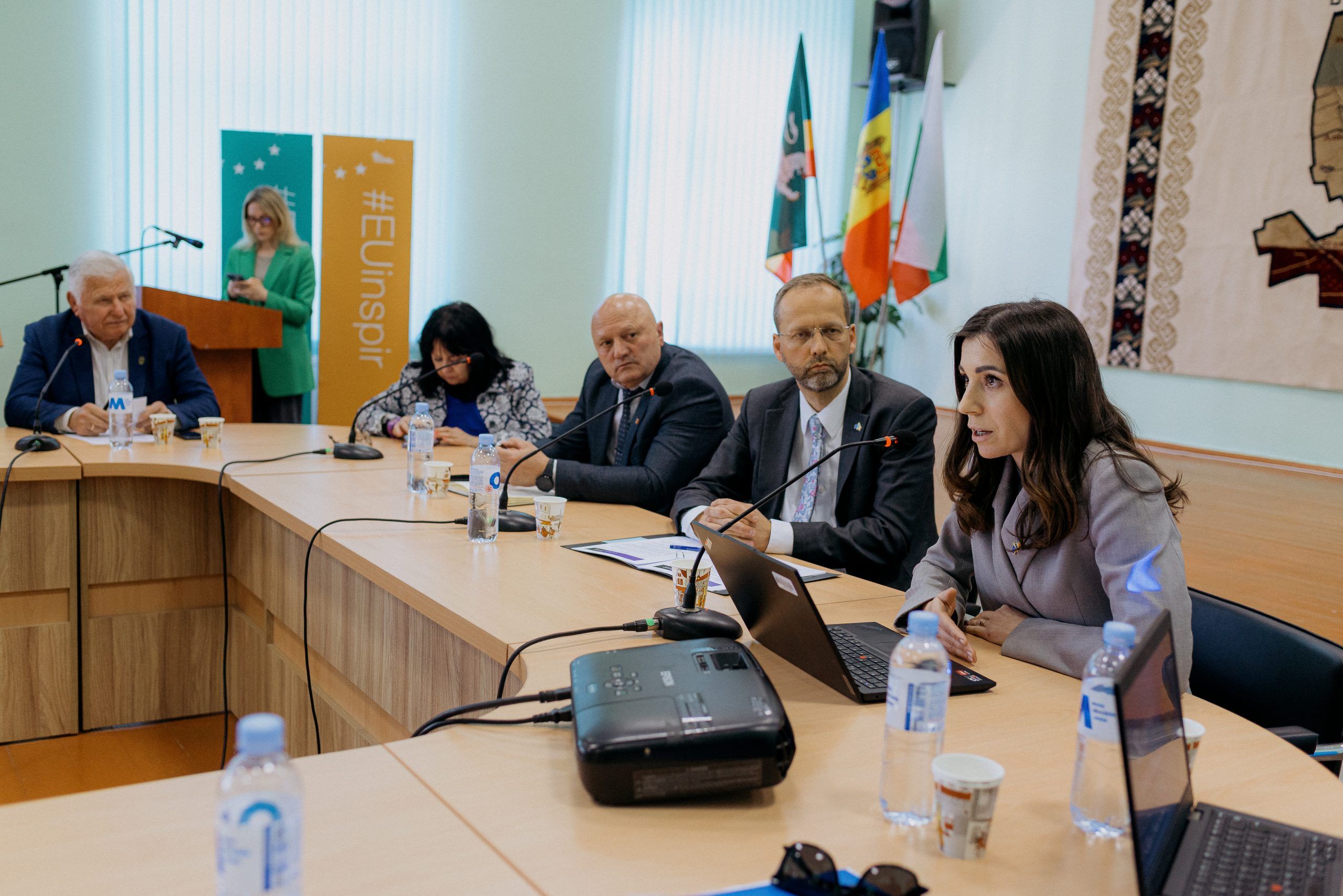 Peste 100 de locuitori din Taraclia s-au adunat ieri la Casa de Cultură din localitate pentru o discuție cu echipa Delegației Uniunii Europene în Republica Moldova. Printre participanți – primarii din satele din regiune, reprezentanți ai administrației raionale, antreprenori locali și membri ai societății civile.