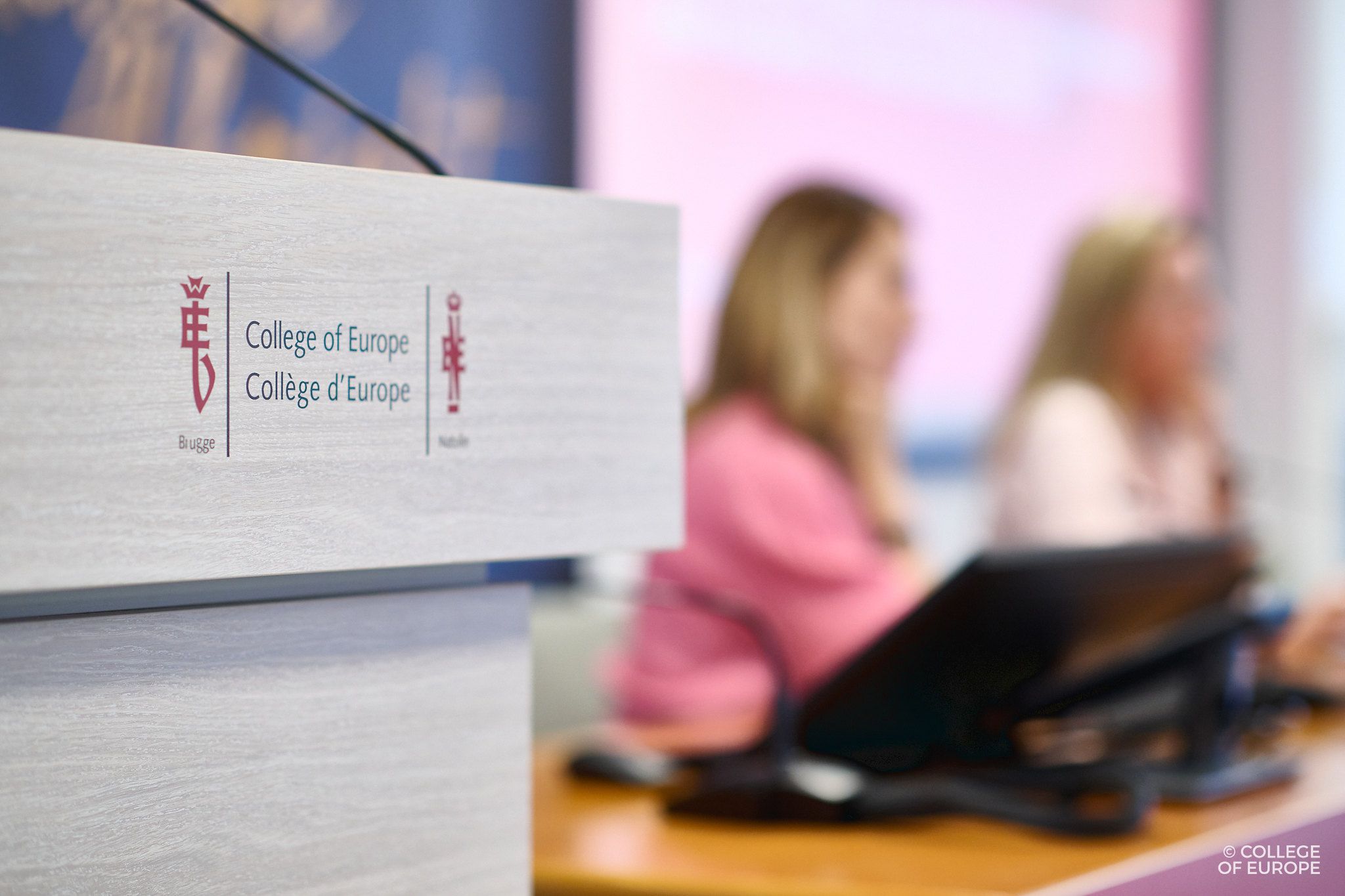 Absolvenții și absolventele ciclului de licență din Republica Moldova pot aplica la o bursă pentru studii de masterat la Colegiul Europei pentru anul academic 2026/2027. College of Europe (Colegiul Europei) are trei sedii: în Bruges (Belgia), cartierul Natolin din Varșovia (Polonia) și la Tirana (Albania).