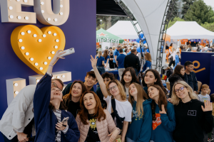 On May 9, the Great National Assembly Square came alive with the energy, smiles, and enthusiasm of everyone who chose to celebrate Europe Day with us. For one special day, PMAN became more than just a square — it turned into a vibrant hub of friendship, shared values, and European spirit.