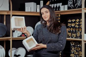 In the village of Răspopeni, in Șoldănești district, a small family business with vision and passion is proving how creativity, perseverance, and European support can turn a simple idea into a recognised brand that reaches far beyond Moldova’s borders. This is the story of Cătălina Ioncu, the founder of a company that produces bespoke cardboard packaging for patisseries, confectioners, and small-scale dessert makers.