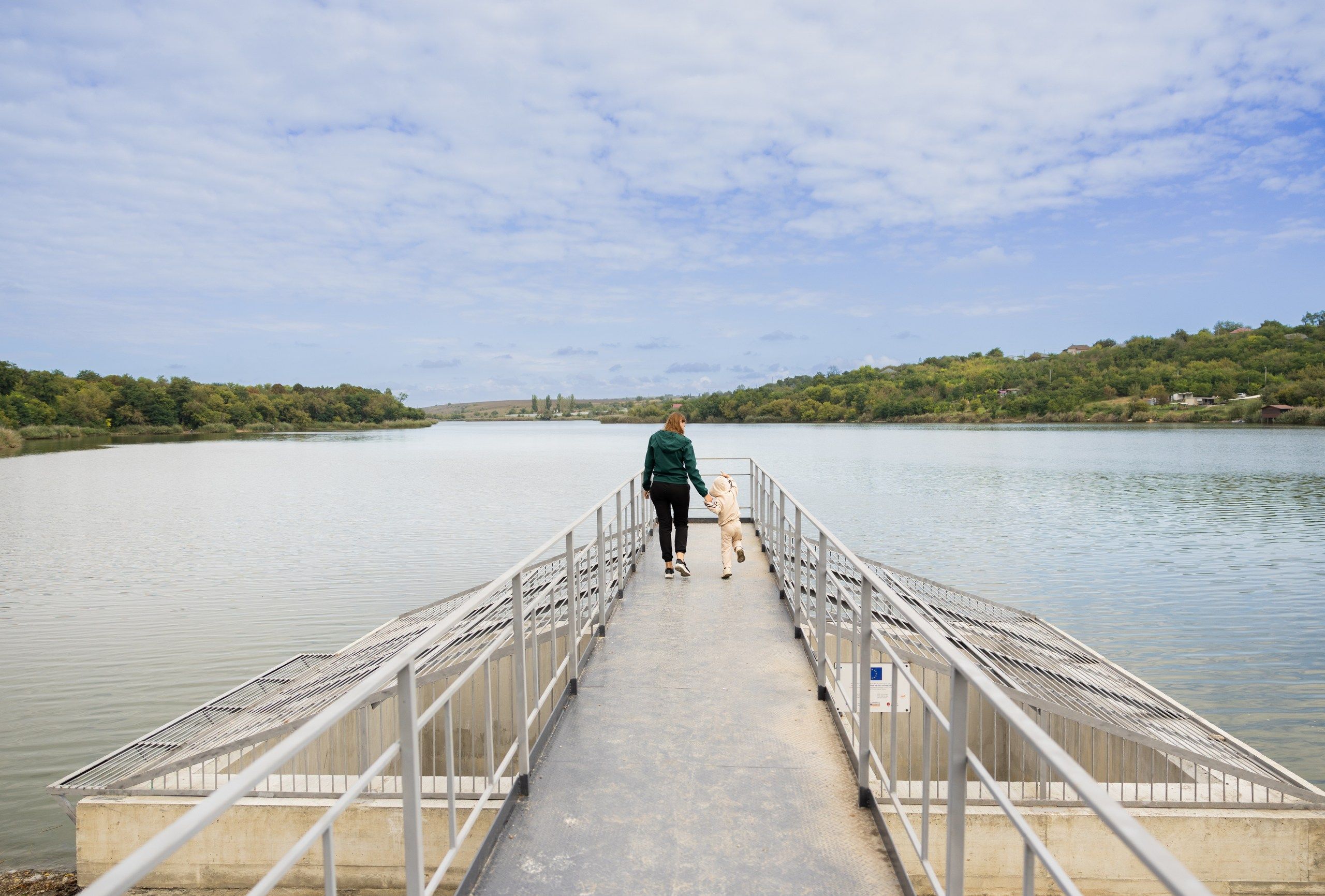 After more than half a century, the dam of the reservoir in the city of Rîșcani has been completely reconstructed. The works, worth over 2.9 million MDL, were carried out with the support of the European Union through the project ”EU4Moldova Resilience: Secure State, Resilient Communities”, implemented by Solidarity Fund PL in Moldova.