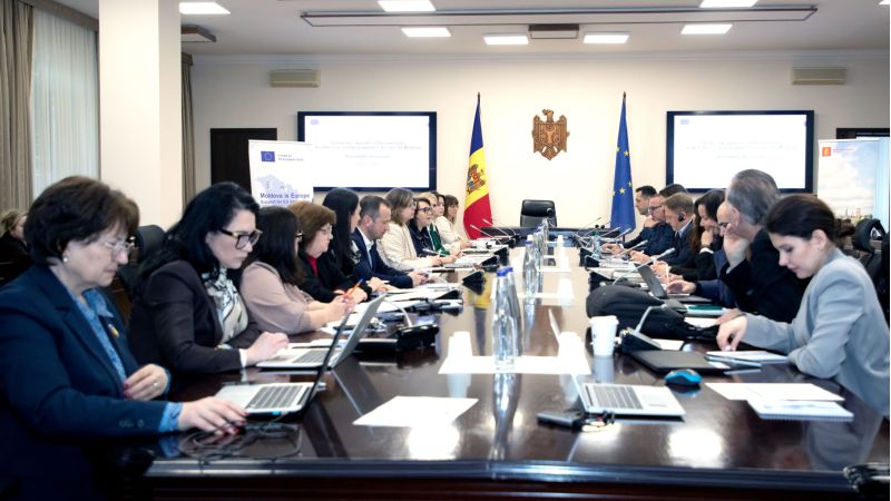 Secretari generali din Moldova si experti UE la masa din sala de sedinte a Guvernului