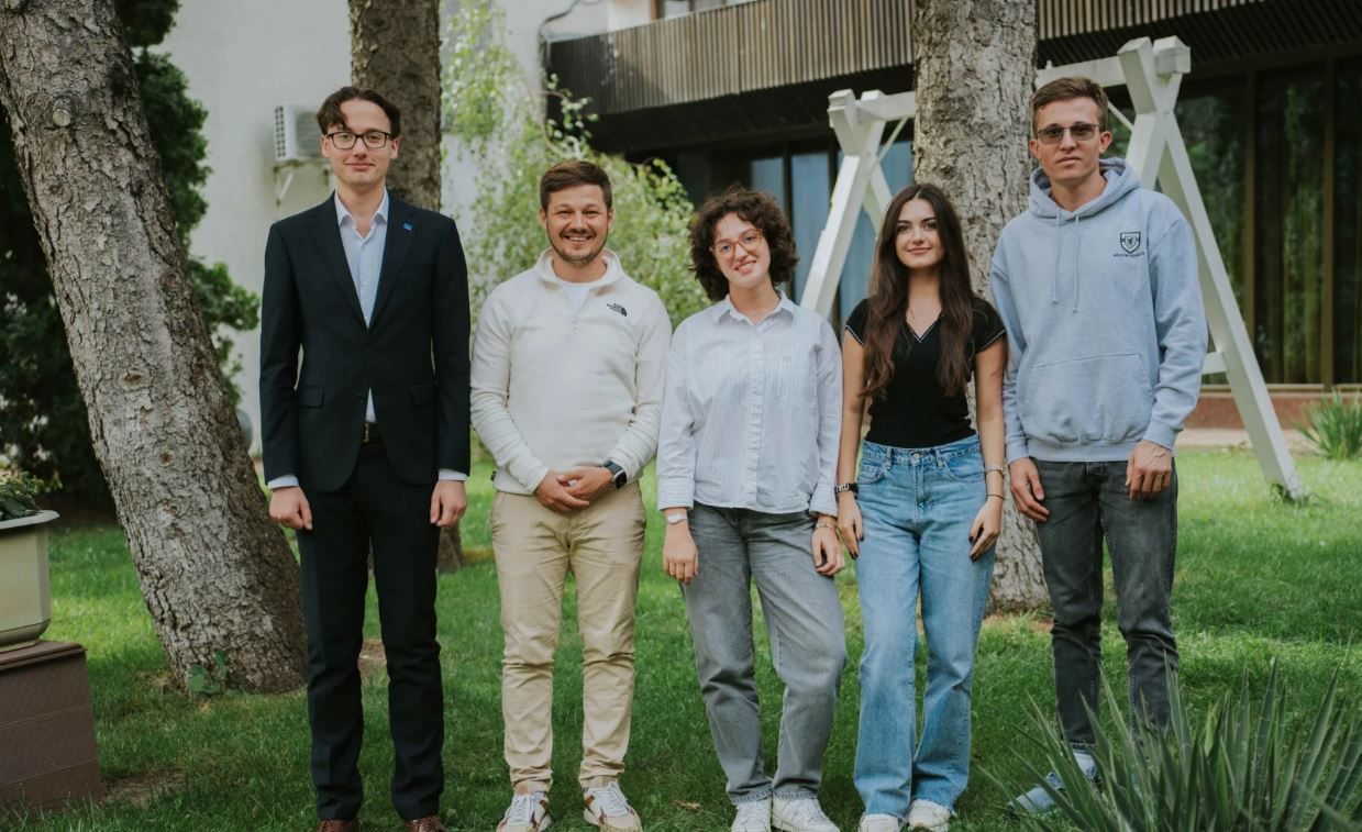 EU4Youth is a major regional initiative of the European Union that consists of various projects, one of which is the EU4Youth Alumni Network project.