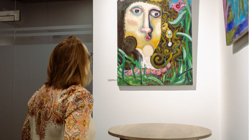 В ведущем информационном центре Европейского Союза в Кишиневе Europe Café, с 28 ноября до конца декабря 2025 года, работает выставка Натальи Романчук, организованная в рамках международной кампании «16 дней активных действий против гендерного насилия».