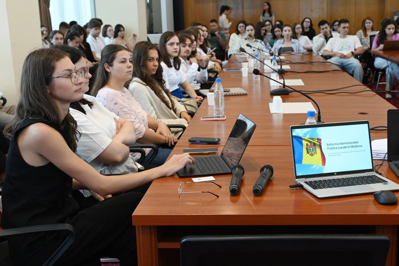 Young people of the internship programmes of the European Union and the Government of the Republic of Moldova continued their learning journey with a new training block, focused on two of the country's priorities: modernising public administration and strengthening anti-corruption efforts.
