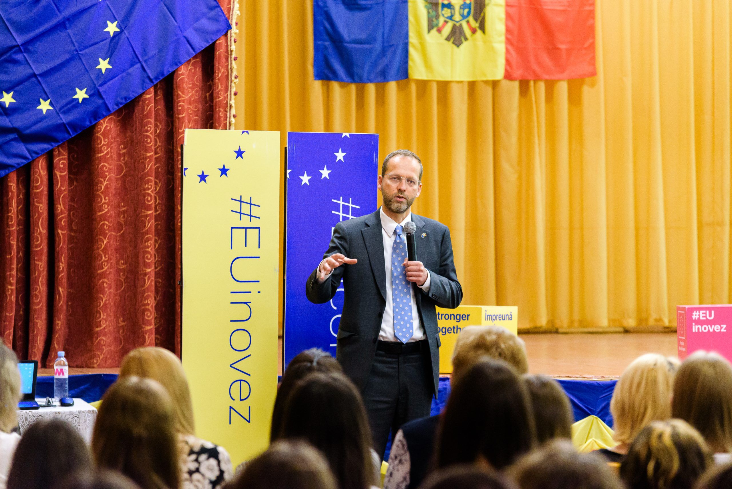 Серия мероприятий EU Talks продолжается! На этот раз мы обсудили европейское будущее Молдовы с учениками Теоретического Лицея имени Василе Александри, Кишинэу.