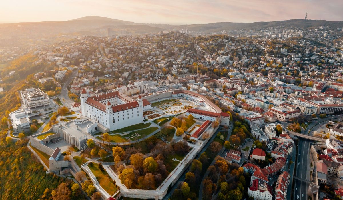 Ambasada Slovaciei anunță 2 burse de studiu pentru studenții din Moldova.