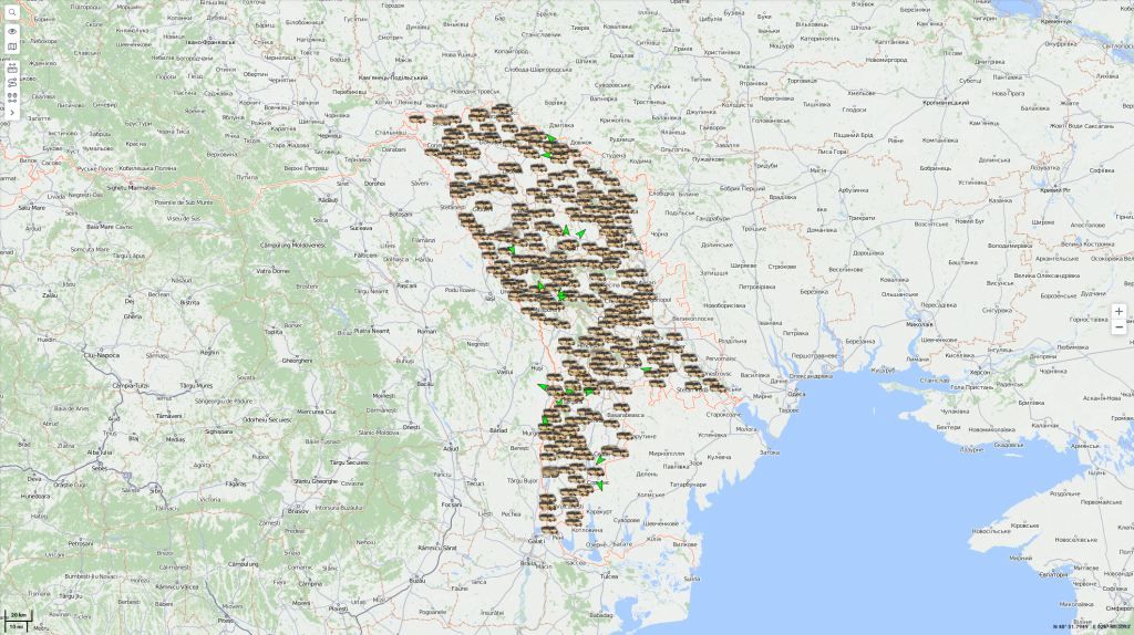 Все школьные автобусы оснащены GPS-устройствами для обеспечения безопасности учащихся и эффективного использования транспортных средств.