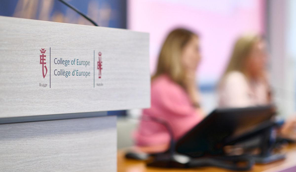 Absolvenții și absolventele ciclului de licență din Republica Moldova pot aplica la o bursă pentru studii de masterat la Colegiul Europei pentru anul academic 2026/2027. College of Europe (Colegiul Europei) are trei sedii: în Bruges (Belgia), cartierul Natolin din Varșovia (Polonia) și la Tirana (Albania).