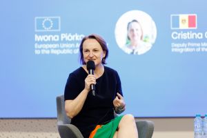 „Viitorul începe cu noi” a fost tema centrală a unei noi ediții a „EU Talks”, dedicată implicării tinerilor în procesul de integrare europeană a Republicii Moldova. Evenimentul – organizat ca activitate satelit a Forumului privind Extinderea Uniunii Europene (UE), care va avea loc la Bruxelles pe 18 noiembrie 2025 – a reunit peste 100 de tineri din întreaga țară, care au discutat despre parcursul și viitorul european al Moldovei.