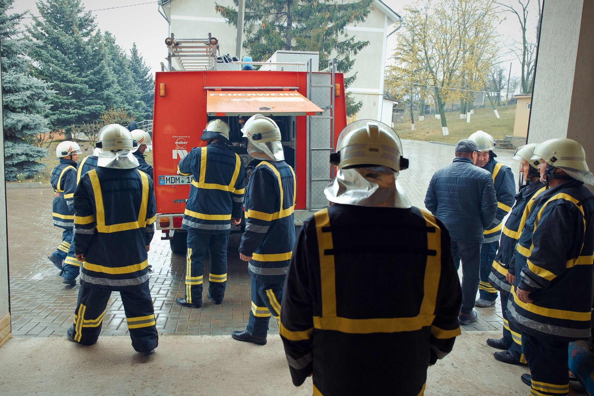 Pompierii voluntari din toată țara au acum posibilitatea să urmeze gratuit cursuri pentru obținerea permisului de conducere categoria C. Datorită acestui fapt, mai mulți salvatori voluntari vor putea conduce autospeciale de intervenție, ceea ce va spori capacitatea lor de reacție în caz de urgență. 